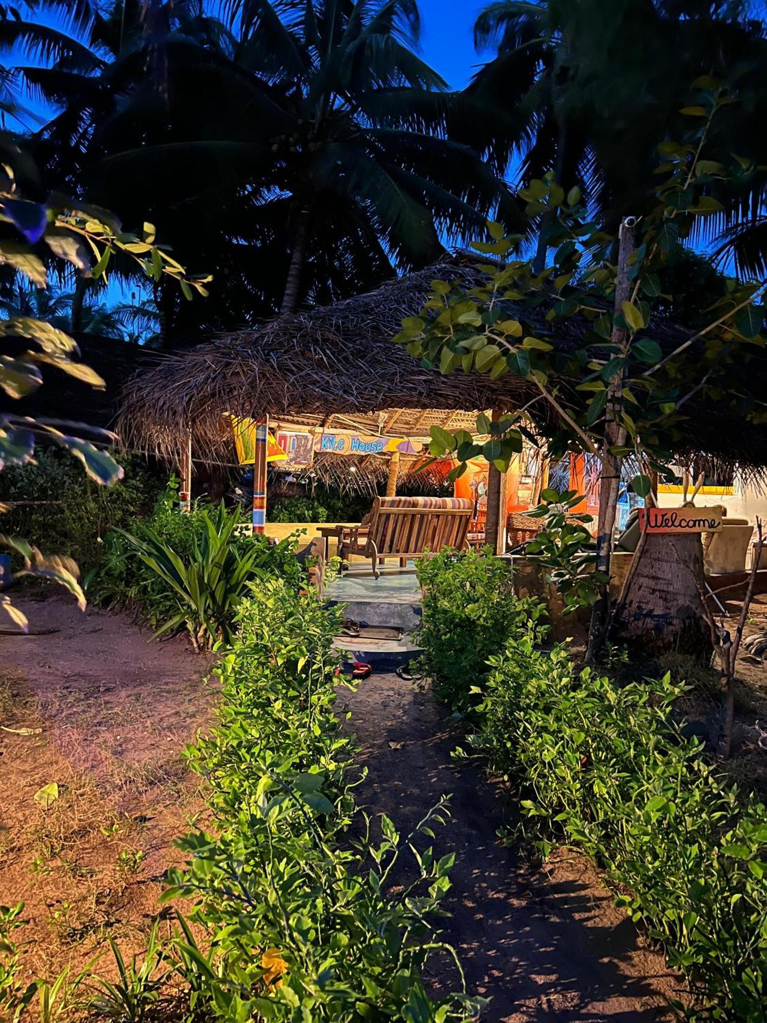 Kite House Cafe Acomodação com café da manhã Kalpitiya Exterior foto